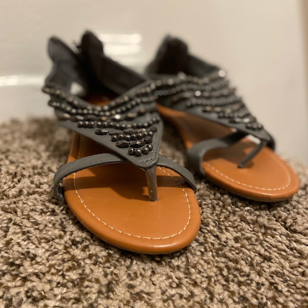 grey sandals 👡